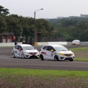 honda jazz racing met intrax schokdempers